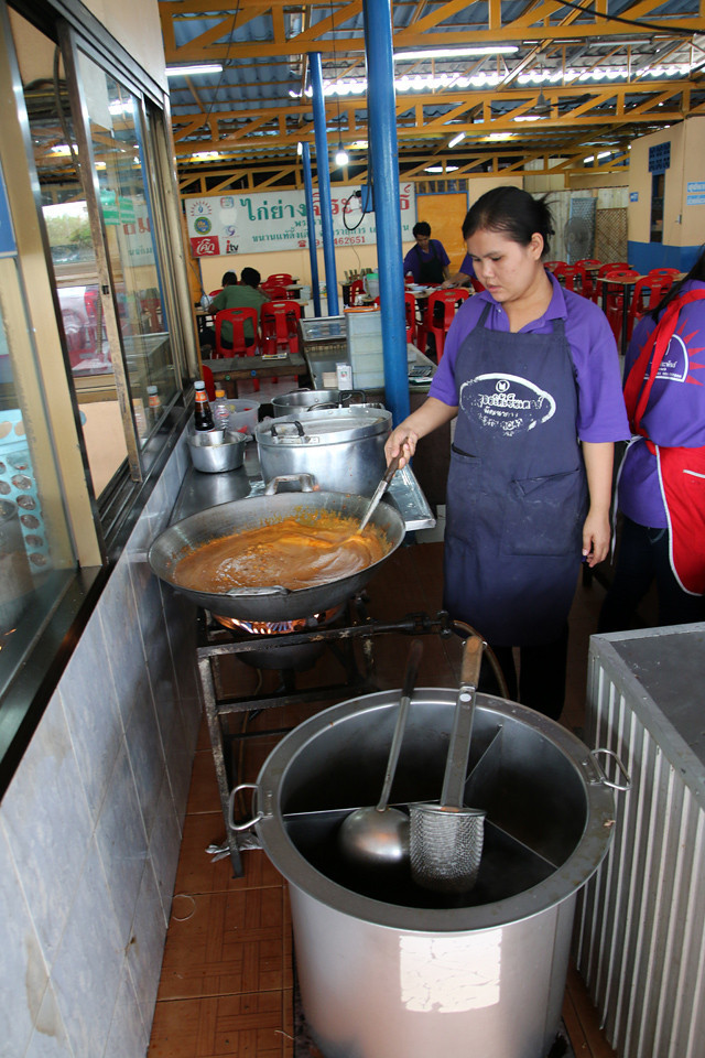 Cooking massaman curry at Gai Yang Jirapan (ไก่ย่างจีระพันธ์)